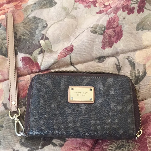 Michael Kors Handbags - MK wallet